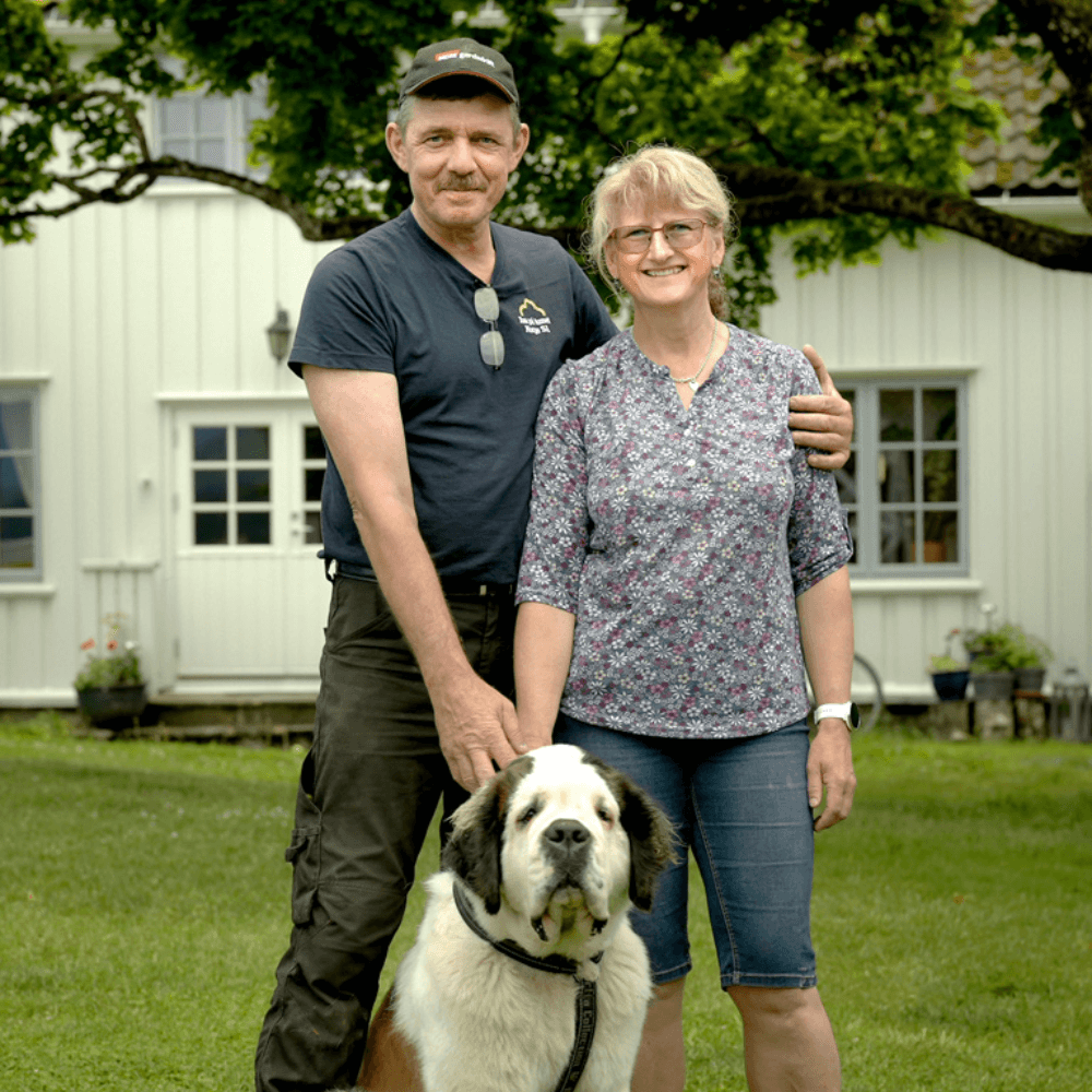 Tori og Jon Ivar Bakke med dagtilbud for personer med demens. Står hvitt hus med hund på Skjerven gård.