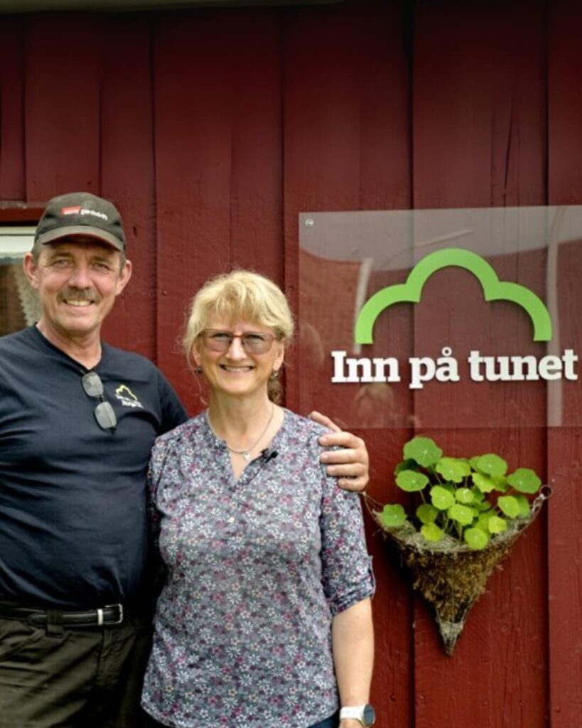 tori-og-jon-I-inn-pa-tunet